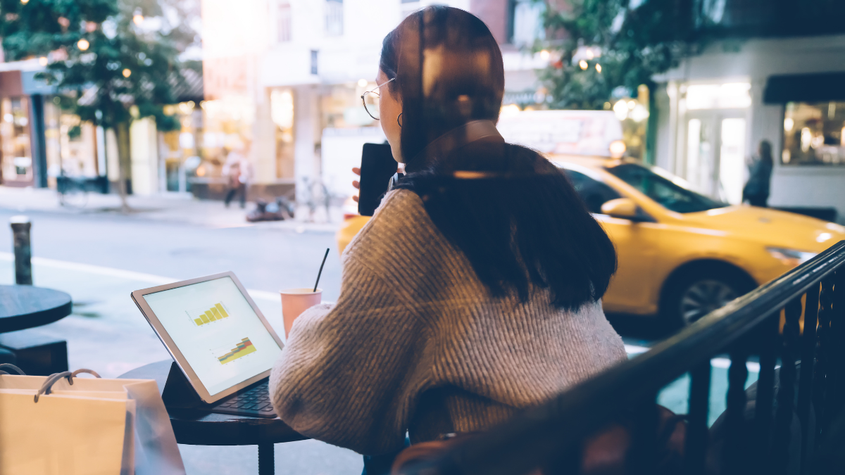 شخص يعمل على تطوير مهاراته باستخدام اللابتوب في بيئة عمل خارجية