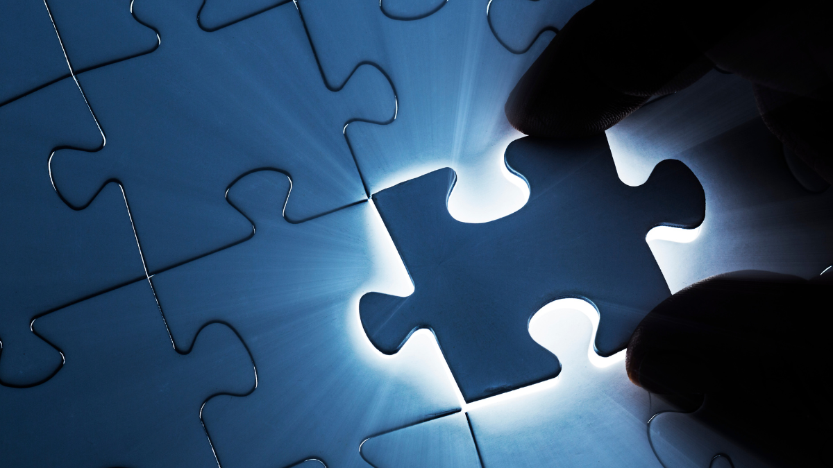 قطعة بازل يتم وضعها في مكانها كرمز لحل مشكلة واضحة
