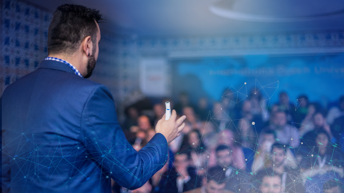 خبير يقدم عرضًا أمام جمهور في مؤتمر أو ورشة عمل