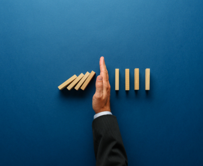 صورة تمثل إيقاف تأثير الأزمات على الأعمال باستخدام استراتيجية ذكية